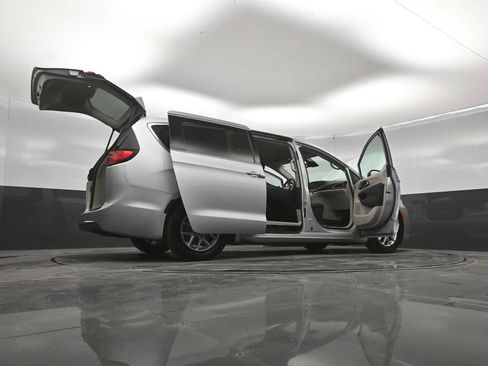 Used 2024 Chrysler Pacifica Touring-L FWD image 50