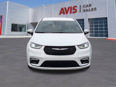 Used 2023 Chrysler Pacifica Touring image 13