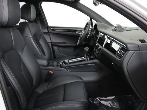 Used 2025 Porsche Macan image 31