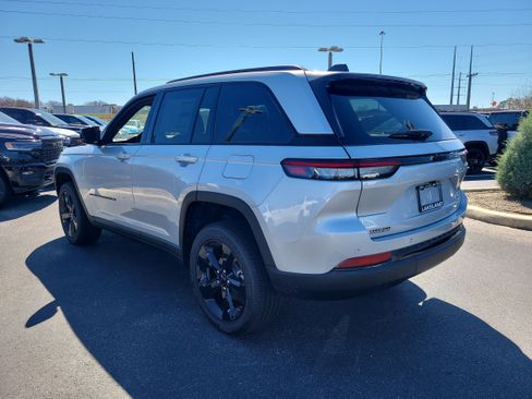 New 2025 Jeep Grand Cherokee Altitude RWD image 8