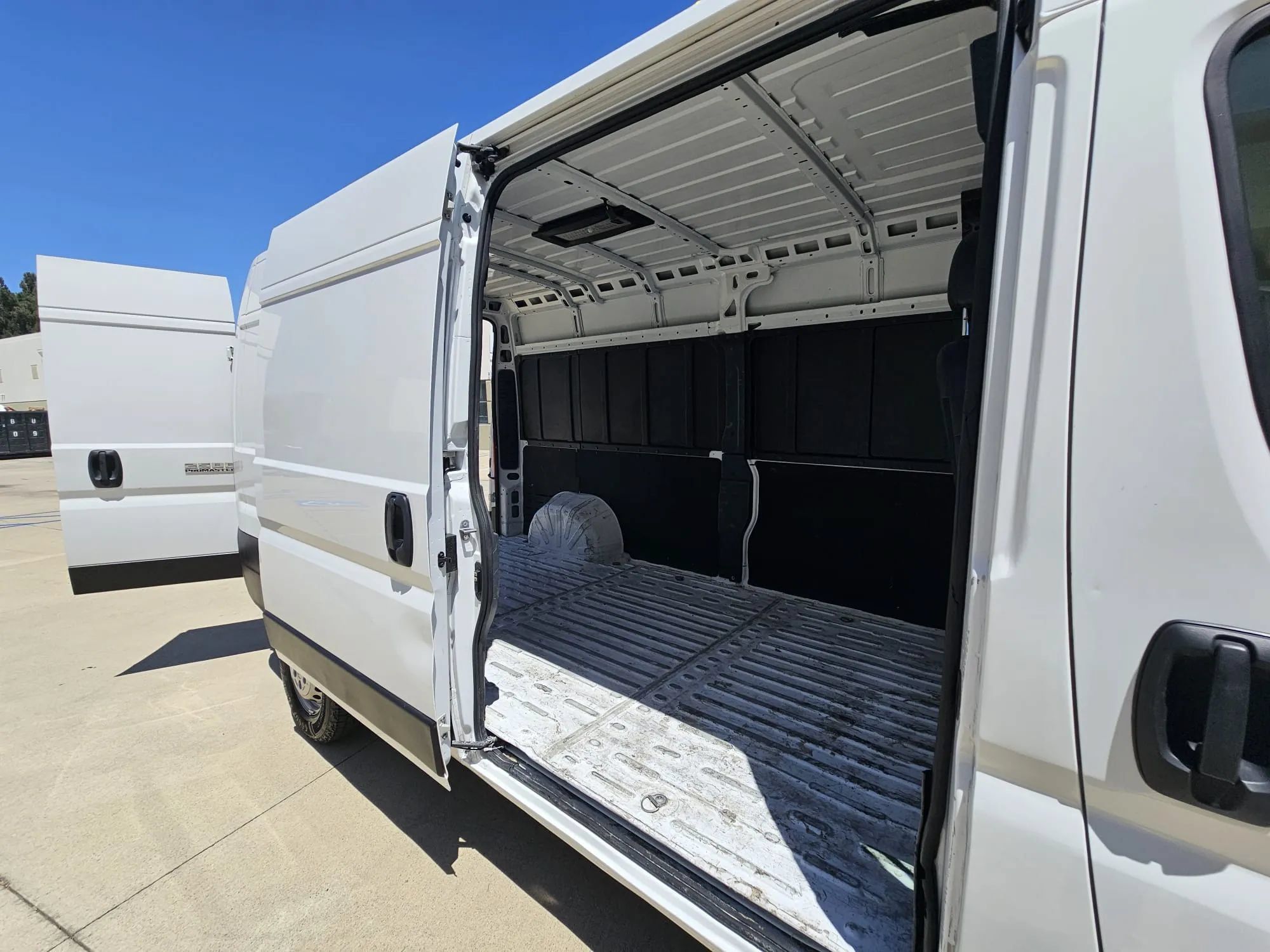 Used 2025 RAM ProMaster 2500 w/ Convenience Group FWD image 9