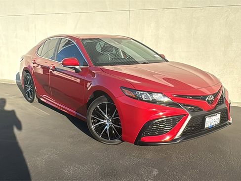 Used 2023 Toyota Camry SE image 1