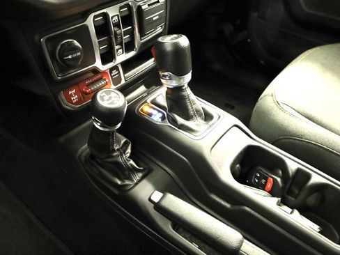 Used 2024 Jeep Wrangler Unlimited image 25