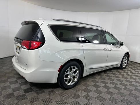 Used 2019 Chrysler Pacifica Limited image 3