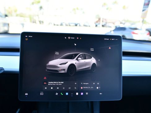 Used 2022 Tesla Model Y Performance AWD/4WD image 19