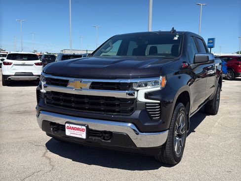 Certified 2022 Chevrolet Silverado 1500 LT AWD/4WD image 2