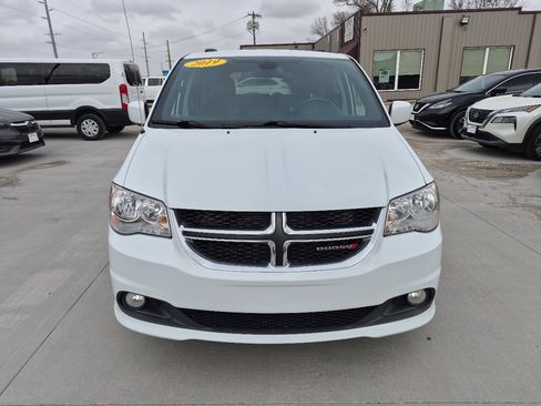Used 2019 Dodge Grand Caravan SXT image 2