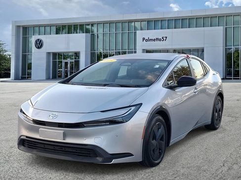 Used 2025 Toyota Prius LE FWD image 3