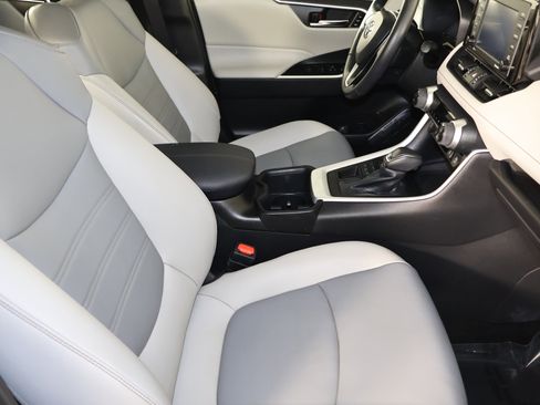 Used 2022 Toyota RAV4 XLE Premium image 45