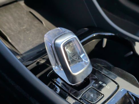 Used 2025 Volvo XC40 B5 Plus image 28