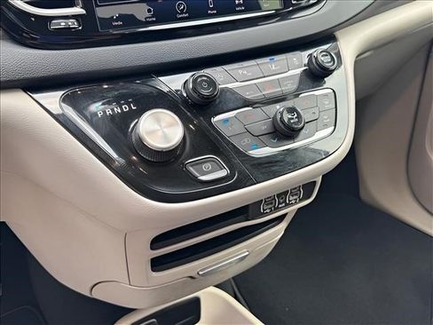 Used 2023 Chrysler Pacifica Touring-L FWD image 21