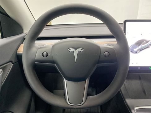 Used 2022 Tesla Model Y Long Range image 15