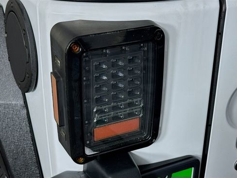 Used 2016 Jeep Wrangler Unlimited Sahara image 33