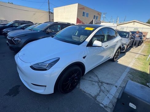 Used 2023 Tesla Model Y 2WD image 2