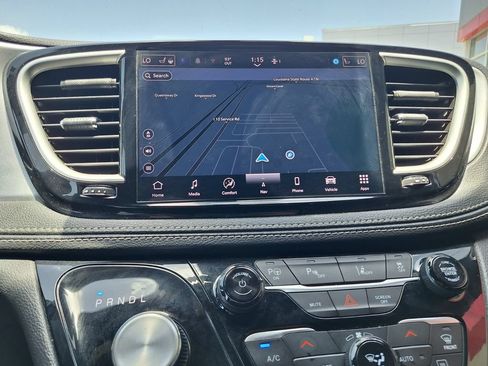 Used 2024 Chrysler Pacifica Limited FWD image 20