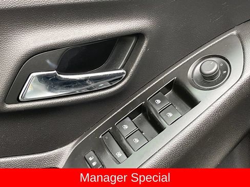 Used 2019 Chevrolet Trax LT w/ LT Convenience Package AWD/4WD image 18