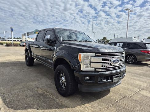 Used 2017 Ford F250 Platinum w/ Platinum Ultimate Package image 2