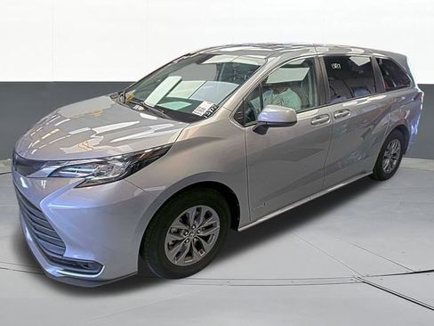 Used 2021 Toyota Sienna LE AWD/4WD image 2