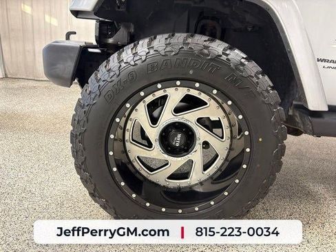 Used 2018 Jeep Wrangler Unlimited Sahara w/ Connectivity Group AWD/4WD image 32