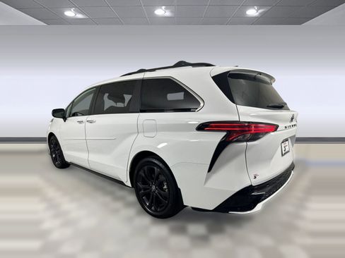 Used 2023 Toyota Sienna XSE image 3