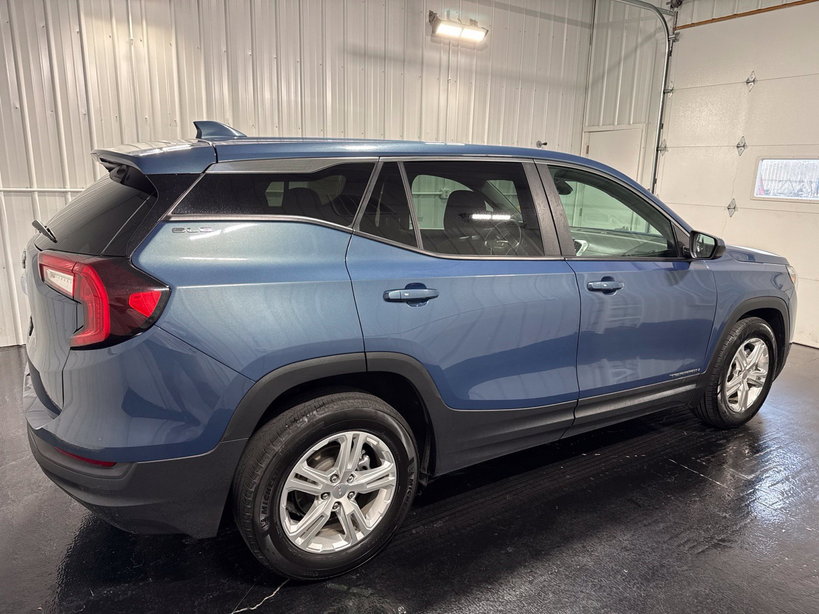 Used 2024 GMC Terrain SLE FWD image 3