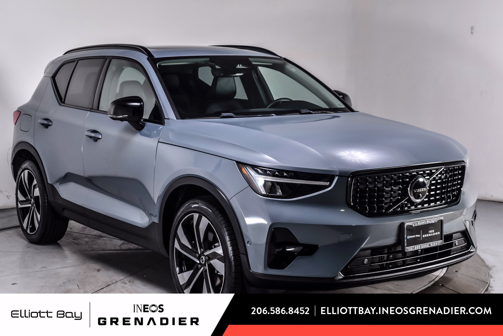 Used 2023 Volvo XC40 B5 Plus AWD/4WD image 1