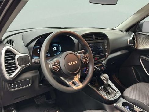 Used 2025 Kia Soul LX w/ LX Technology Package FWD image 17