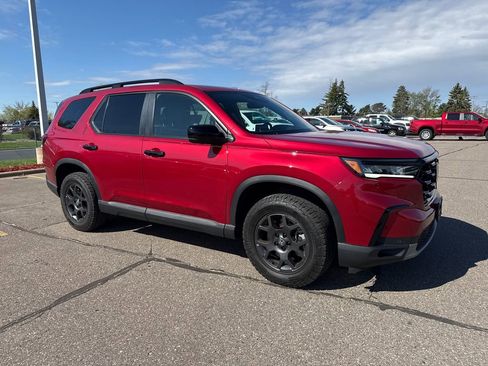 Used 2025 Honda Pilot TrailSport image 4