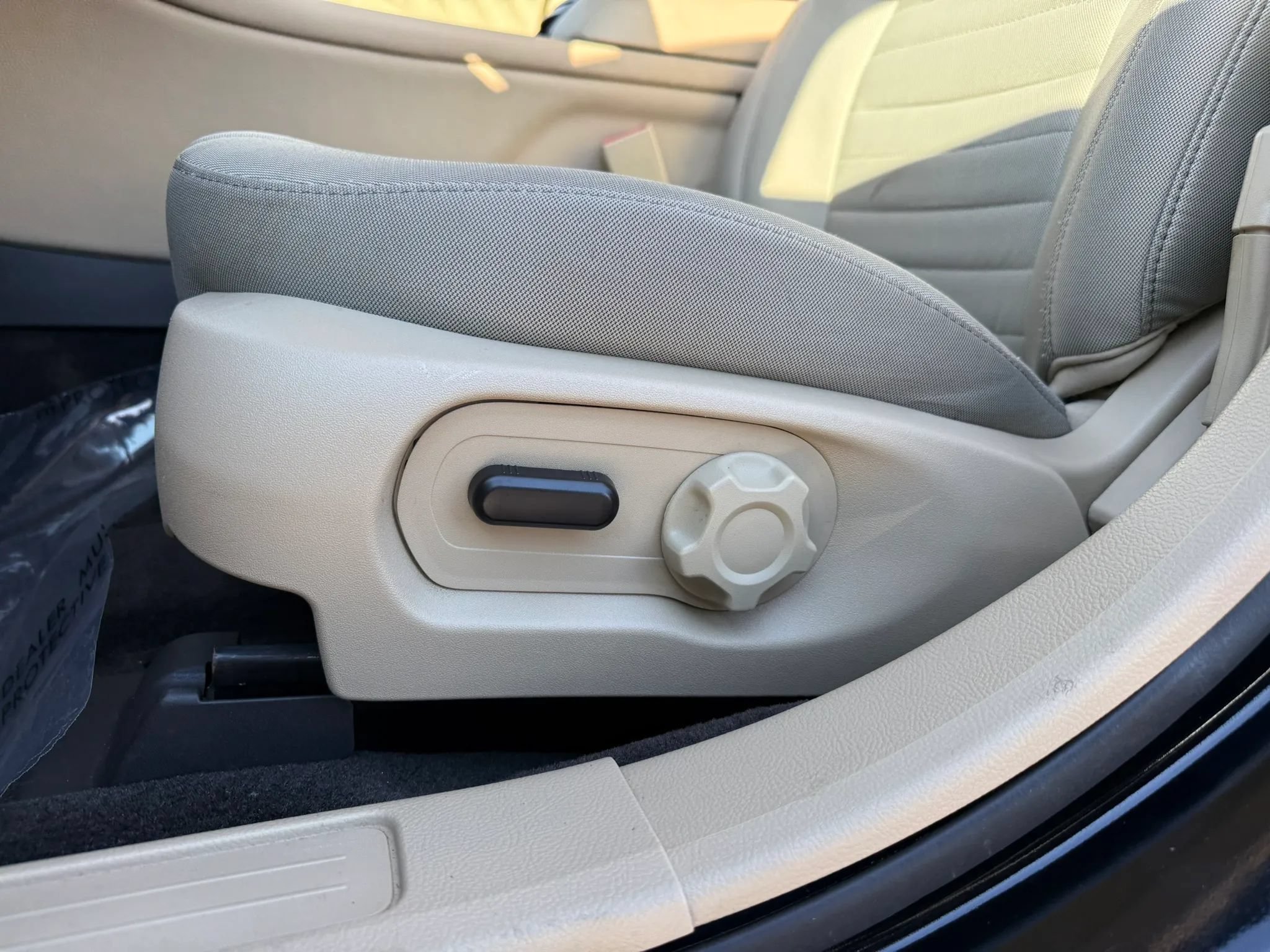 Used 2018 Ford Taurus SE FWD image 14