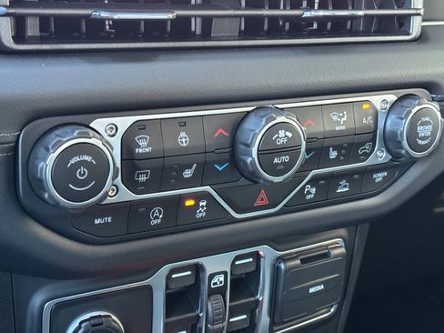 New 2025 Jeep Gladiator Mojave image 19