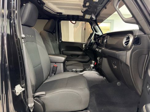 Used 2019 Jeep Wrangler Unlimited Sahara w/ Safety Group image 10