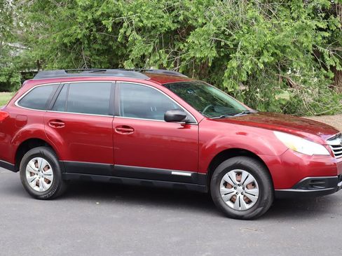 Used 2011 Subaru Outback 2.5i AWD/4WD image 2