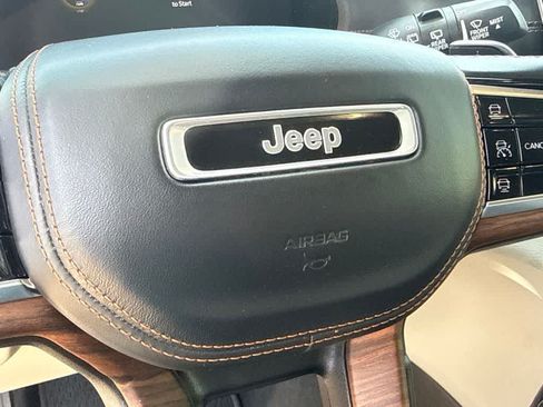 Used 2022 Jeep Grand Cherokee Laredo X RWD image 9