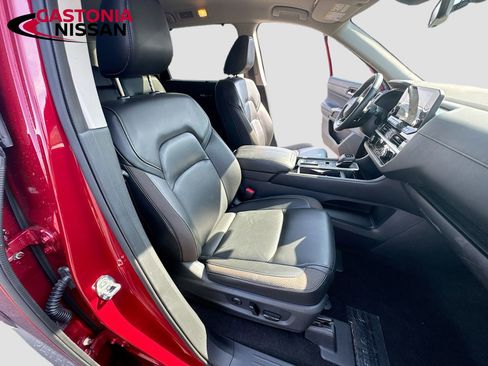 Used 2024 Nissan Pathfinder SL image 37