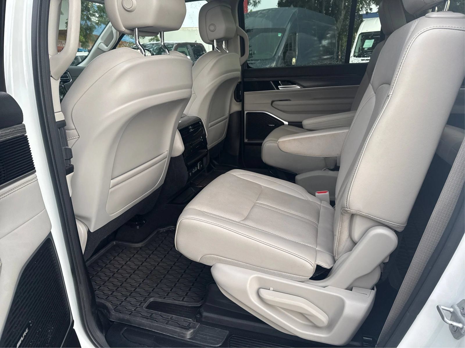 Used 2024 Jeep Wagoneer Series III AWD/4WD image 10