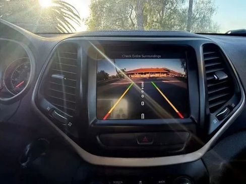 Used 2015 Jeep Cherokee Latitude FWD image 23