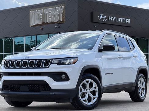 Used 2024 Jeep Compass Latitude image 1
