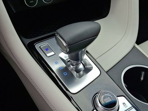 Used 2025 Genesis G70 2.5T image 14