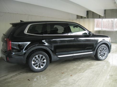 Certified 2023 Kia Telluride LX image 5