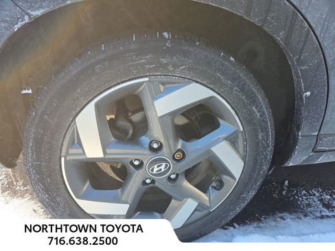 Used 2022 Hyundai Venue Limited w/ Cargo Package image 5