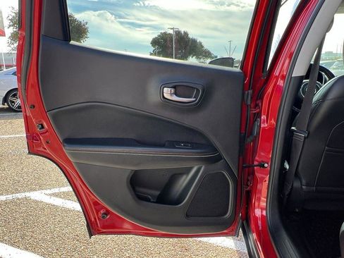 Used 2019 Jeep Compass Latitude w/ Popular Equipment Group image 11