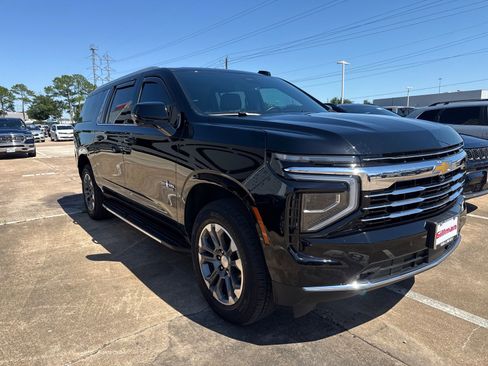 Used 2025 Chevrolet Suburban LT w/ Comfort Package RWD image 1