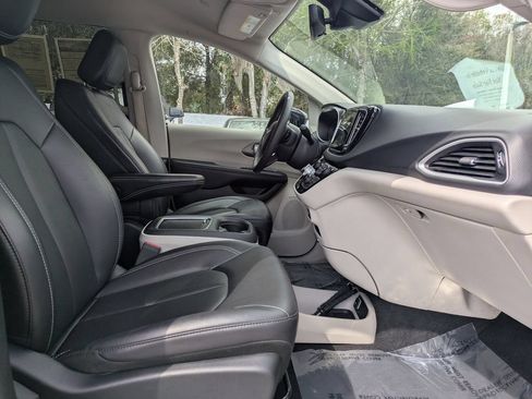 Used 2024 Chrysler Pacifica Touring-L FWD image 3