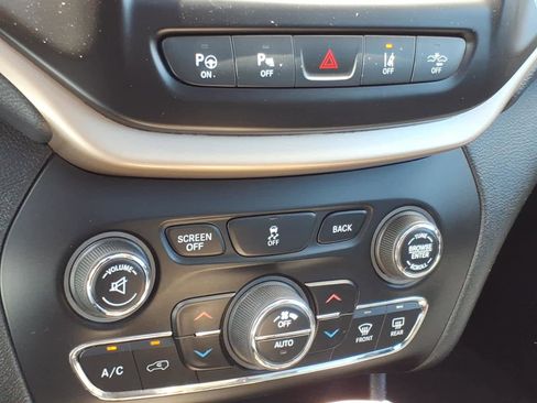 Used 2014 Jeep Cherokee Limited w/ Technology Group FWD image 22