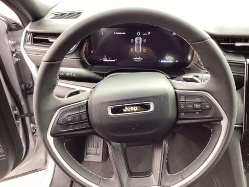 Used 2024 Jeep Grand Cherokee Altitude image 16