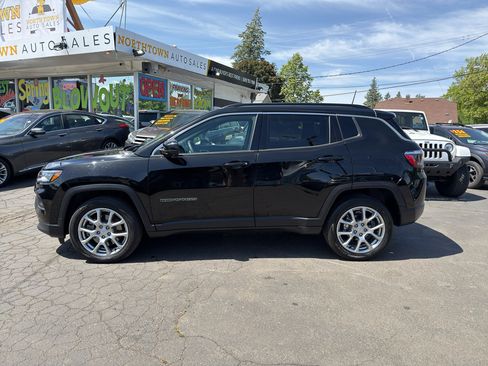 Used 2024 Jeep Compass Latitude AWD/4WD image 3
