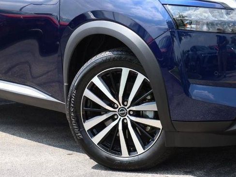 Used 2025 Nissan Pathfinder Platinum AWD/4WD image 3
