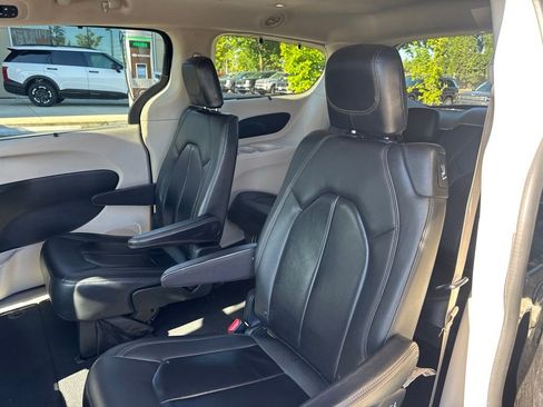 Used 2017 Chrysler Pacifica Touring-L FWD image 9