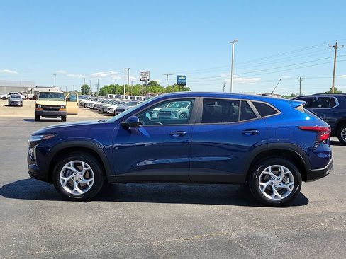 Used 2024 Chevrolet Trax LS w/ LS Convenience Package FWD image 3
