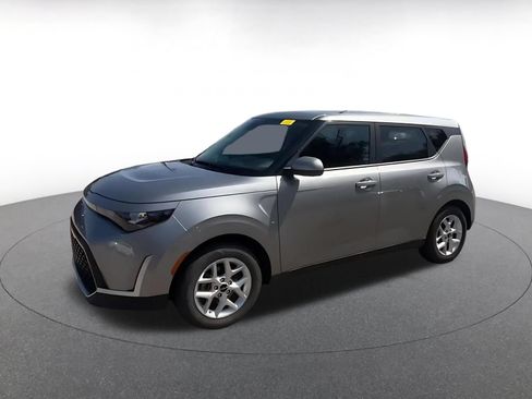 Used 2025 Kia Soul LX w/ LX Technology Package FWD image 9